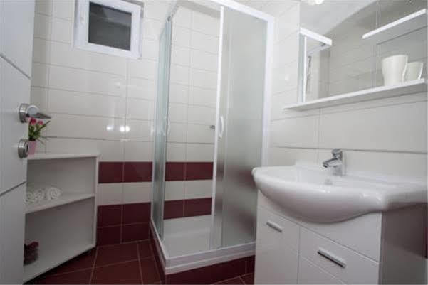 Guest house Burin Mlini Exterior foto